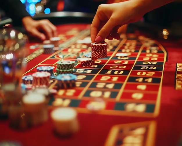 Live dealer rolling dice on Lightning Dice table at nusaslots